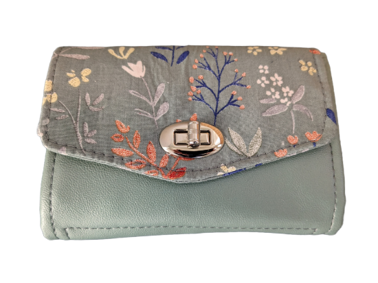 Bild på Ljusgrön plånbok med blommönstrat lock